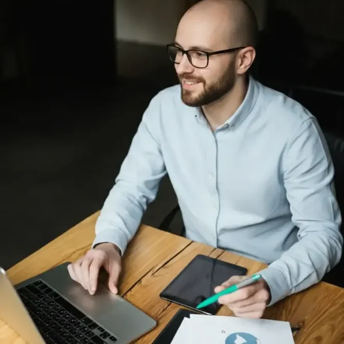 Consulente SEO al computer con documenti.